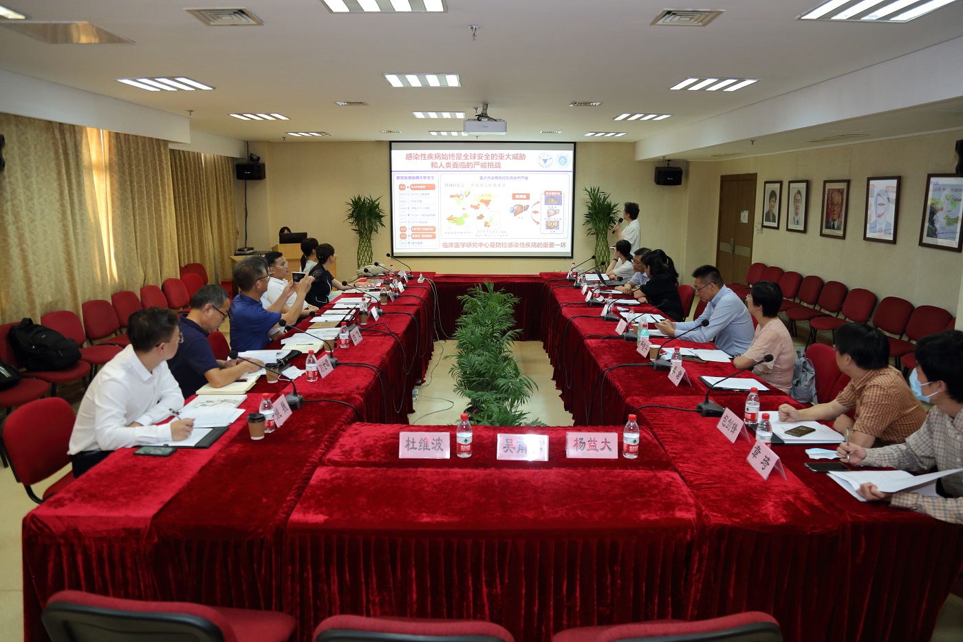 03李院士在会上向调研组介绍中心建设与运行情况.jpg