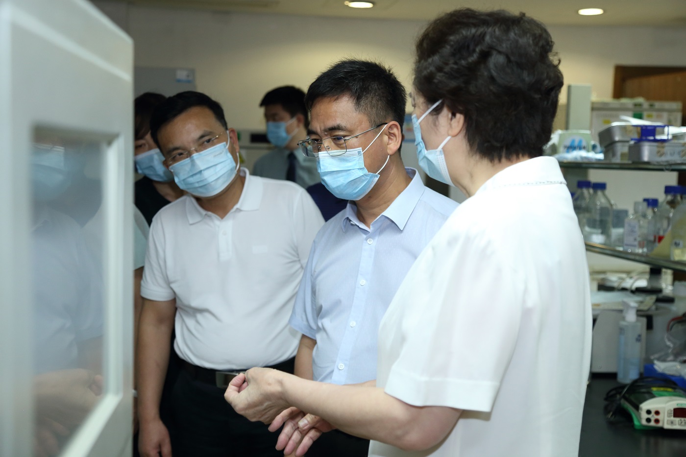 04李院士带领调研组参观国家感染性疾病临床医学研究中心.jpg