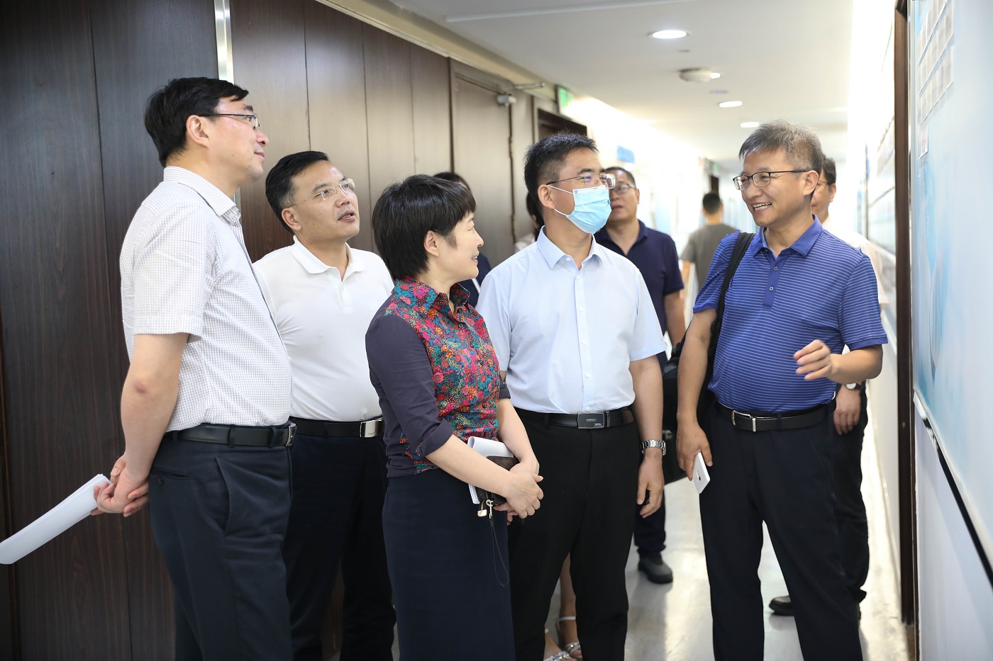 06调研组参观国家中心科研平台.jpg
